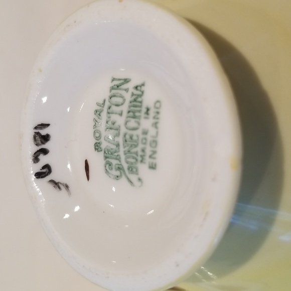 Royal Grafton  Bone china VINTAGE TEA CUP AND SAUCE - Picture 9 of 12